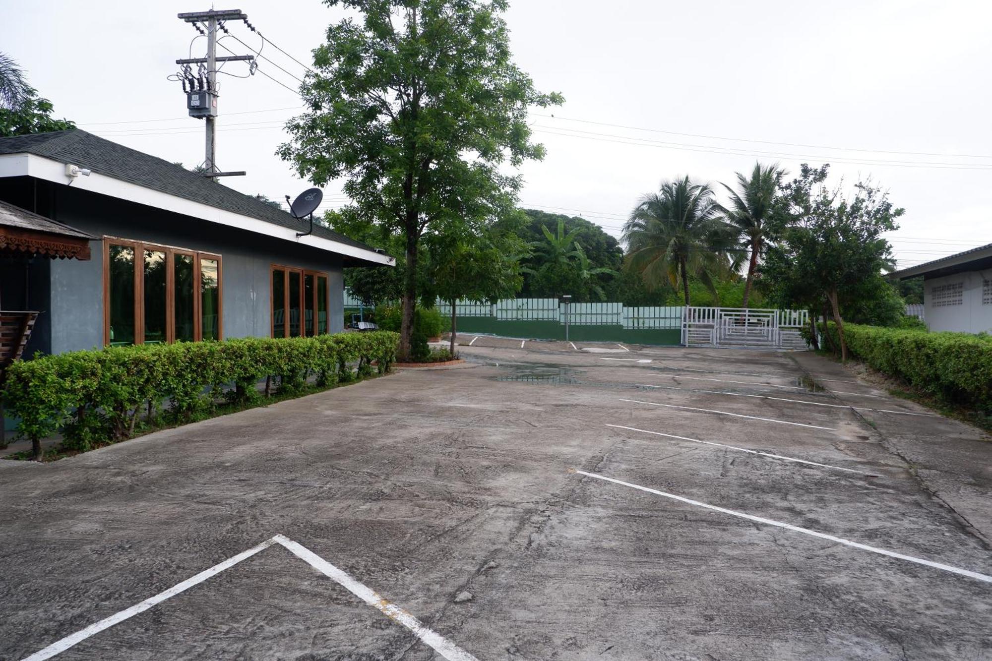 Nok Chan Mee Na Chom Thong Exterior photo