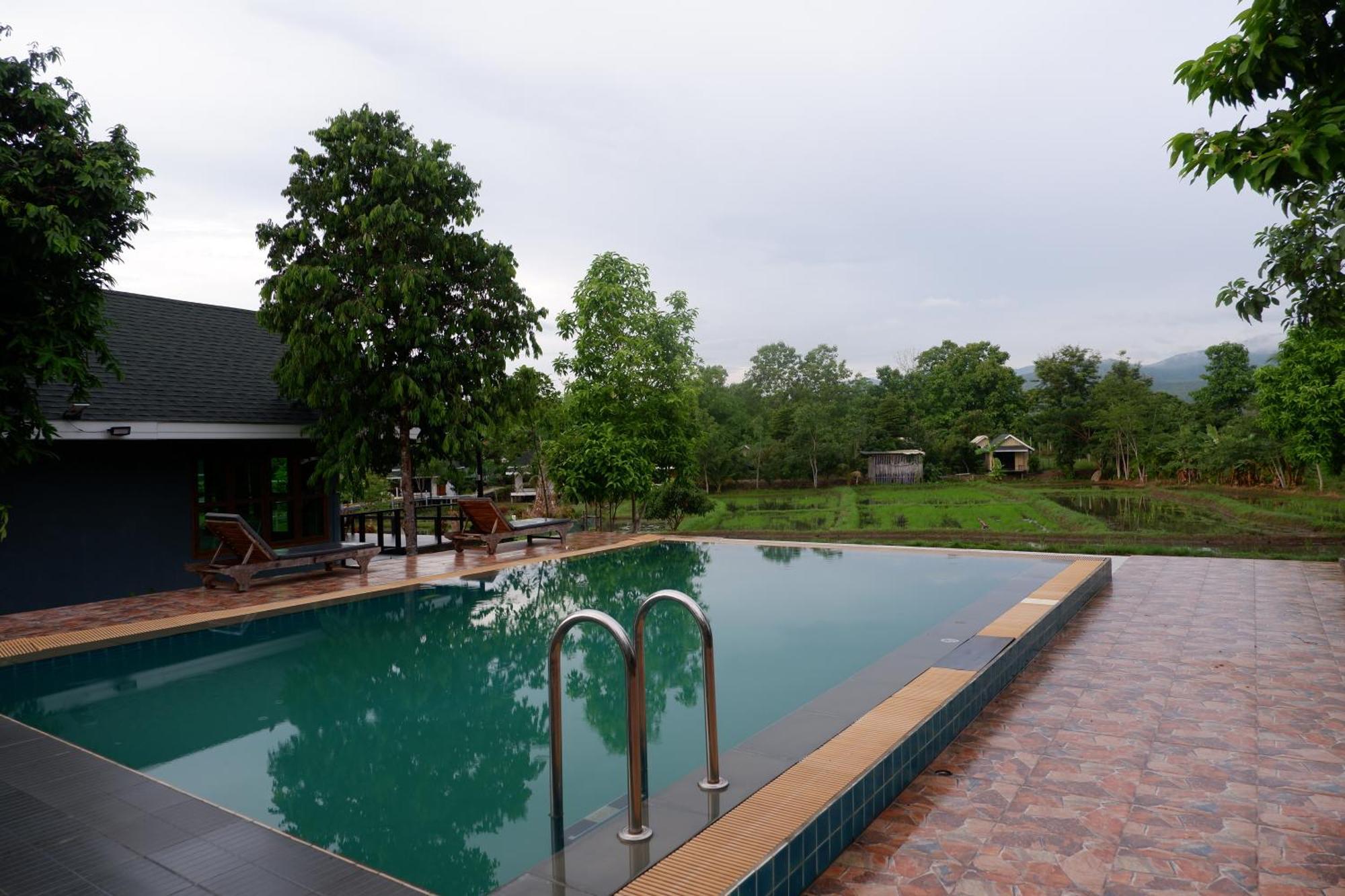 Nok Chan Mee Na Chom Thong Exterior photo