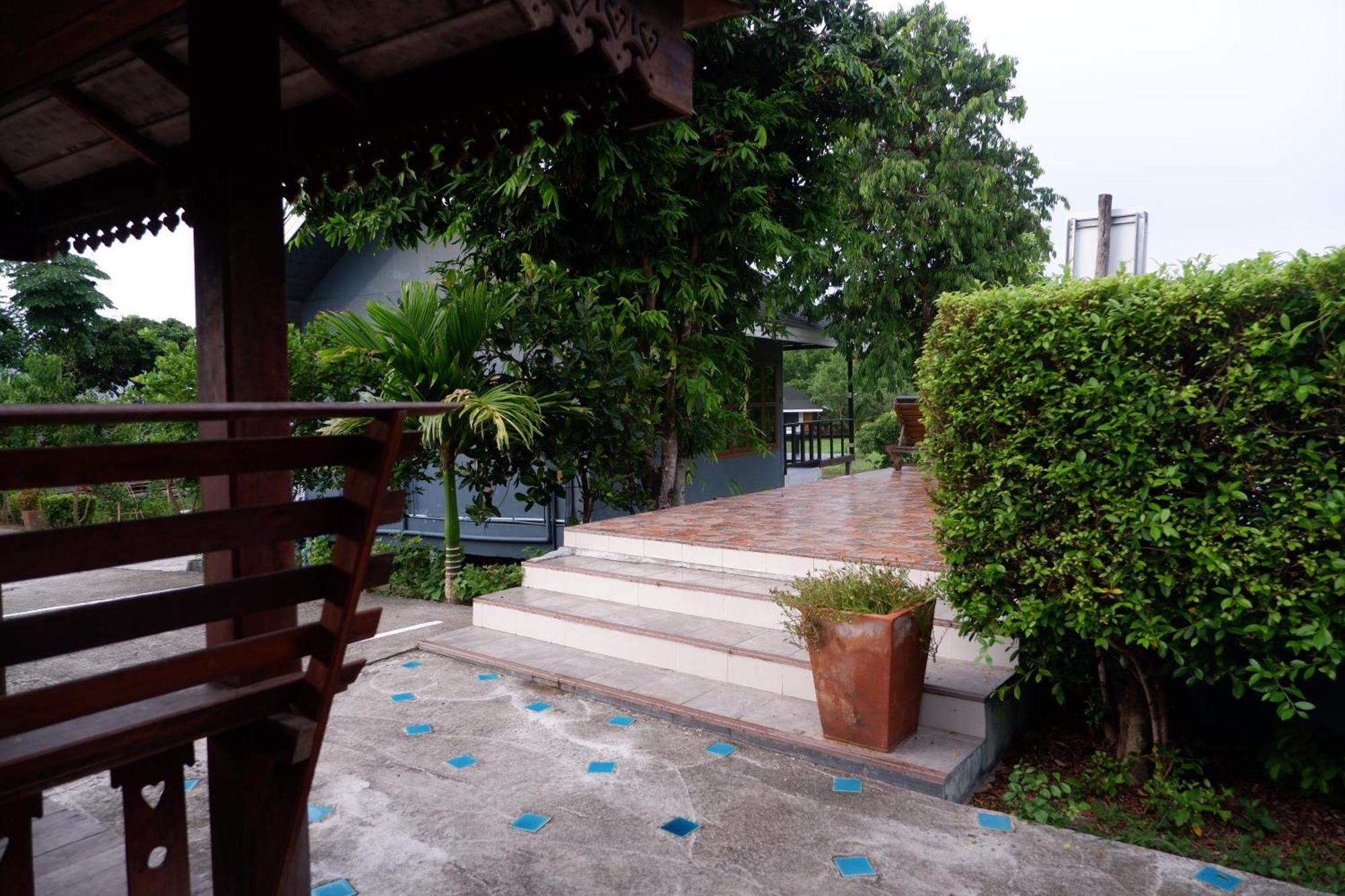 Nok Chan Mee Na Chom Thong Exterior photo