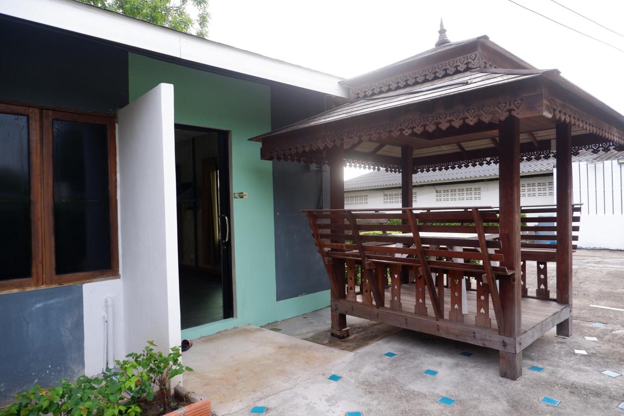 Nok Chan Mee Na Chom Thong Exterior photo